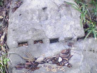 石切り場跡のクサビ跡