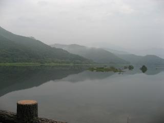 朝の秋元湖