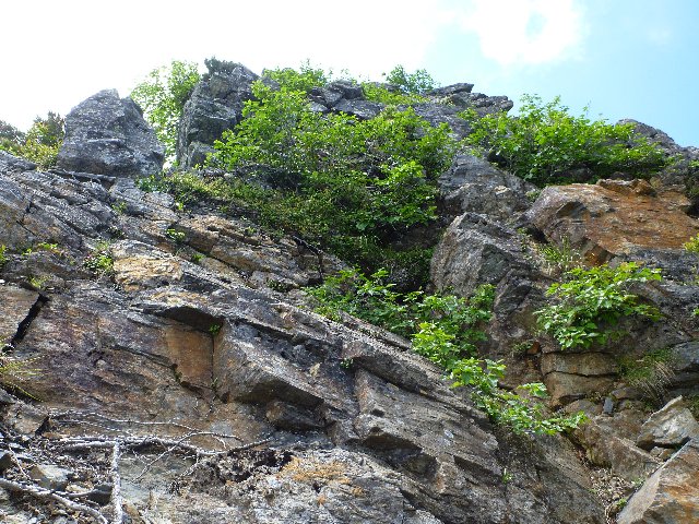 山頂直下の岩場
