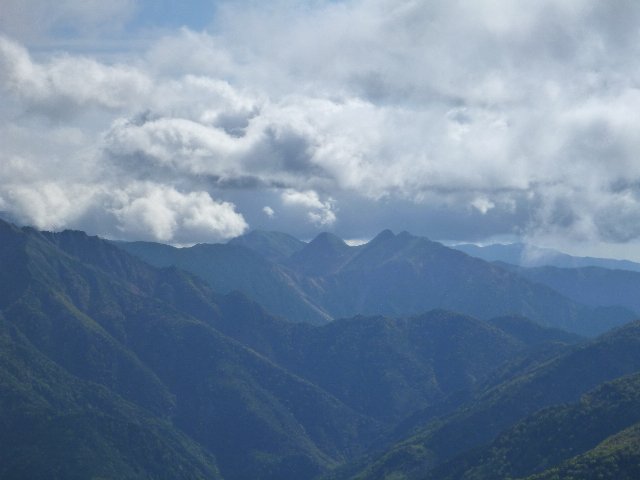 独特の山容の大沢岳と中盛丸山、兎岳