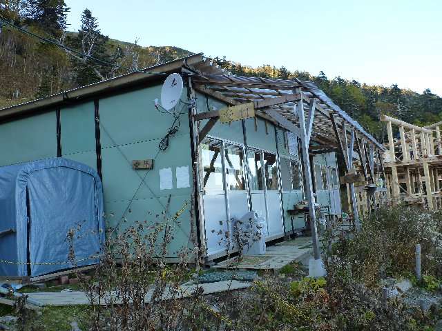 仮設の小屋