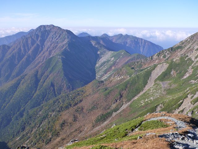 赤石の左奥に聖岳、右奥に兎岳・中盛丸山・大沢岳
