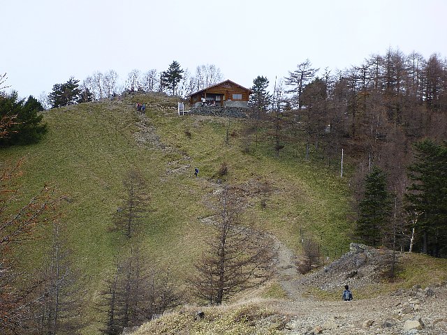 山頂直下の避難小屋