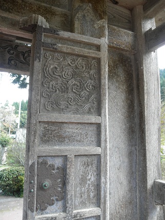 寺の扉