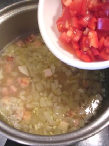 スープが沸騰したらトマトと赤パプリカを入れて10分煮込みます