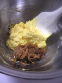 バターと砂糖、卵を混ぜあわせたらあめ色たまねぎを加えます