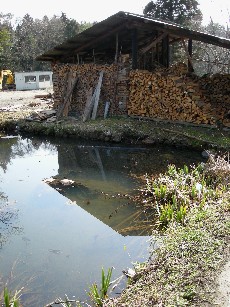 池と薪小屋