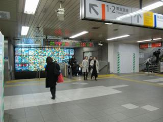 地上から地下の横須賀線コンコースに降りる階段。