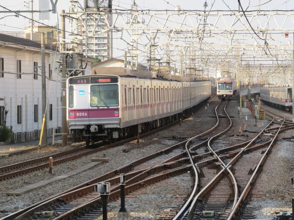 竹ノ塚駅ホームから春日部方面を見る。高架の谷塚駅へ向かう取り付け勾配は電車のみが走行する路線としては緩い10パーミルとなっているが、これは貨物列車が走っていた名残。