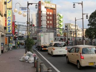 竹ノ塚駅の浅草寄りにある伊勢崎線第37号踏切（赤山街道）。