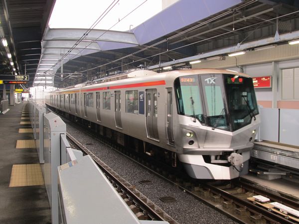 三郷中央駅に到着するTX-1000系