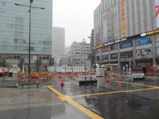 改札口～A2出入口の通路新設は地上掘削を伴うため、ヨドバシAkiba前のロータリー内には仮囲いが設けられている。